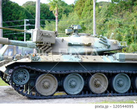 自衛隊の戦車 120544095