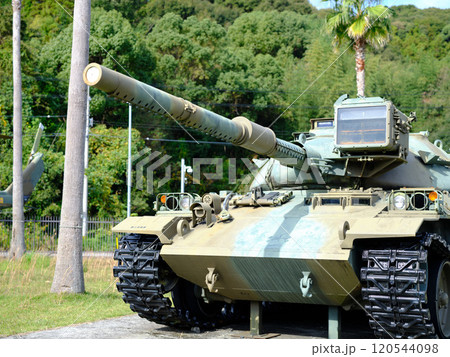 自衛隊の戦車 120544098