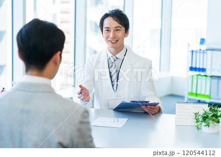 問診する医療関係者 問診する医療関係者 120544112