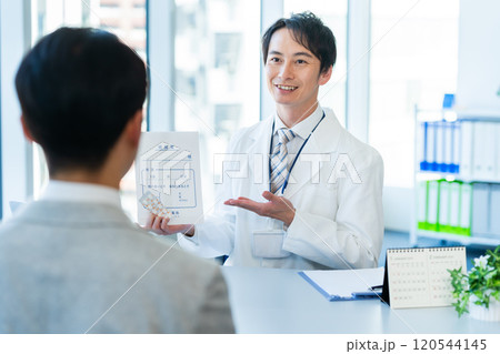 薬を渡す薬剤師 120544145