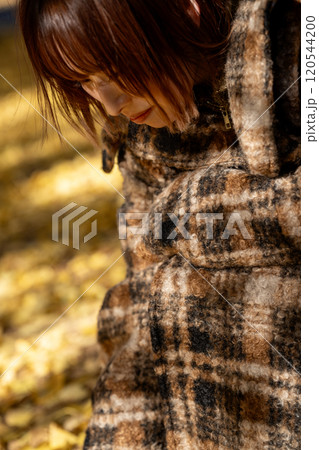 紅葉狩りを楽しむ若い女性 120544200