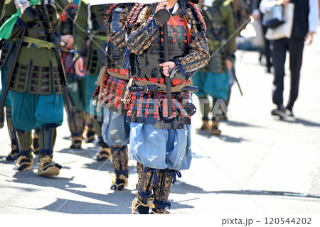 関東・小田原北条五代祭り(北條五代祭り)・戦国時代の武者行列、幟を持つ武士・神奈川県小田原市(2) 120544202