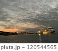 クルージング船と南国の夕日 120544565