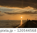 南国の夕日と楽しむ人々 120544568