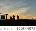 沖縄の夕日と人 120544572