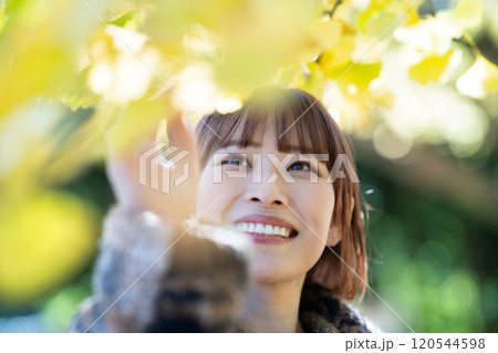 紅葉狩りを楽しむ若い女性 120544598