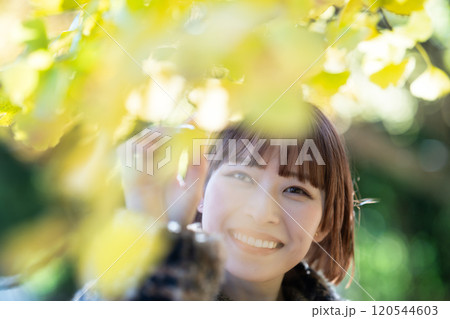 紅葉狩りを楽しむ若い女性 120544603