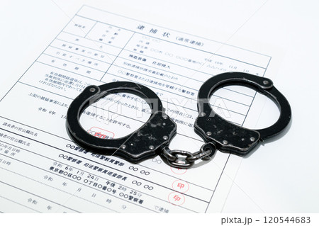 闇バイトイメージ・逮捕状と黒い手錠 闇バイトイメージ・逮捕状と黒い手錠 120544683