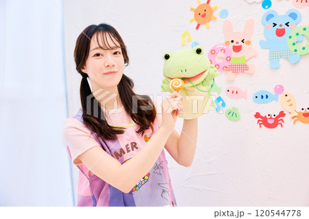 パペット人形で園児と話をする保育士 120544778