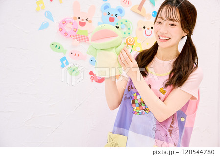 パペット人形で園児と話をする保育士 120544780