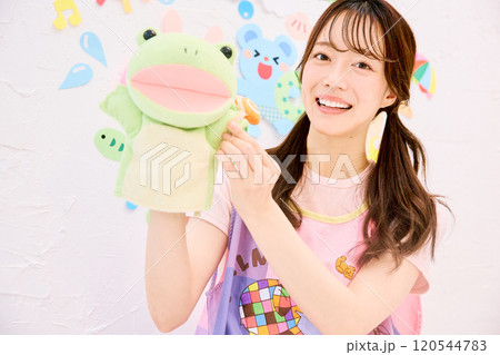 パペット人形で園児と話をする保育士 120544783