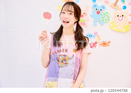 ペープサートでふうせんのうたを歌う保育士 120544786