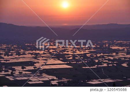 富山県南砺市の散居村の夕焼け 120545086