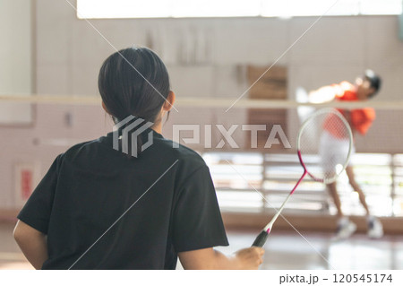 バドミントンを楽しむ人 バドミントンを楽しむ人 120545174