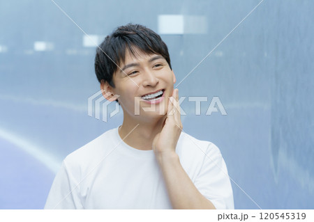 頬を触る若い男性　美容男子 120545319