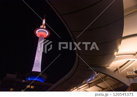 ライトアップされた夜の京都タワー 120545375
