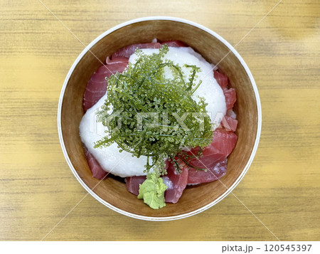 まぐろと海ぶどう、とろろの丼 沖縄料理 120545397