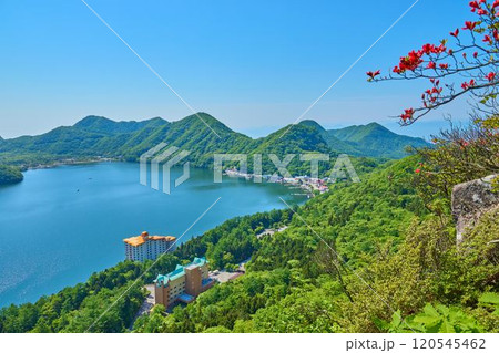 群馬県 榛名湖西側にある硯岩(すずりいわ)からの眺望(榛名湖,天目山など) 120545462
