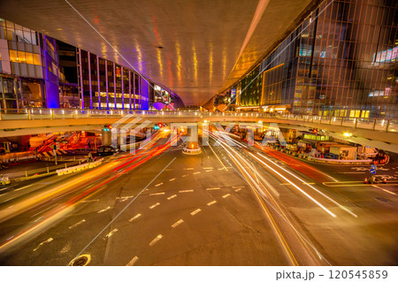 渋谷駅前交差点・夜景 流れる光跡 渋谷駅前交差点・夜景 流れる光跡 120545859