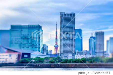 東京タワーと高層ビル群・シフトレンズ撮影 120545861