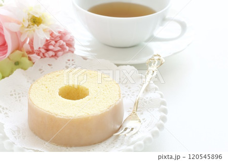 バウムクーヘンと紅茶 120545896