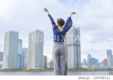 外で深呼吸する女性 後ろ姿 外で深呼吸する女性 後ろ姿 120546112
