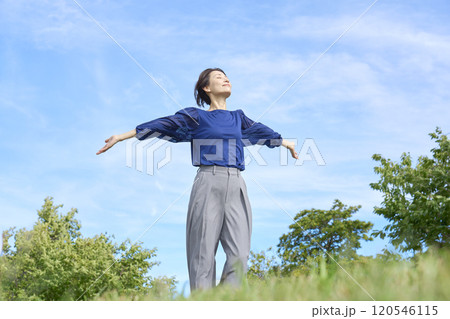 外で深呼吸する女性 120546115