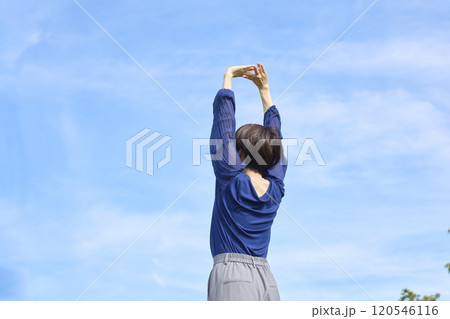 外で伸びをする女性 後ろ姿 外で伸びをする女性 後ろ姿 120546116