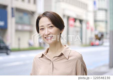 女性ポートレート　都会　カメラ目線 120546130