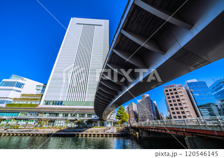 日本の横浜都市景観 11月。歩道橋のある街…横浜市役所などを望む＝11月24日 120546145