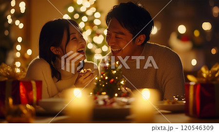 クリスマスディナーで笑顔の日本人カップル 120546309