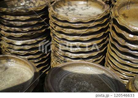 Ceramic plant pots at flower market 120546633