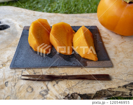 甘くて美味しい秋の柿をいただく 甘くて美味しい秋の柿をいただく 120546955