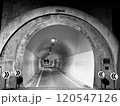 ひっそりと佇むトンネル 120547126