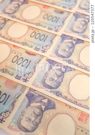敷き詰められた新紙幣の千円札 120547377