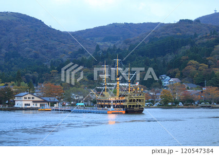 箱根町港に寄港する箱根海賊船ビクトリー号 120547384