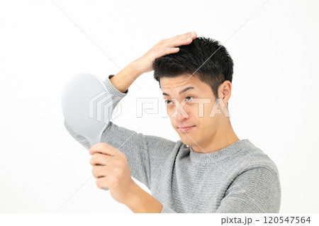 鏡を見て髪を気にする男性 鏡を見て髪を気にする男性 120547564