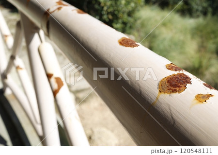 塗装が剥げて錆びが広がった手すり 120548111