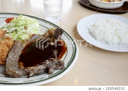 牛肉のステーキのプレート 牛肉のステーキのプレート 120548152