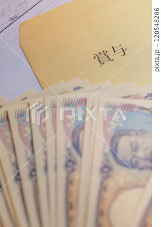 新紙幣と賞与袋 120548206