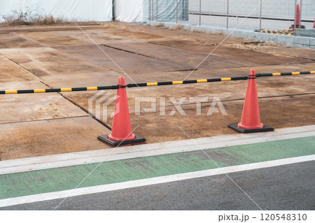 軟弱地に設置した地盤養生の敷鉄板 120548310