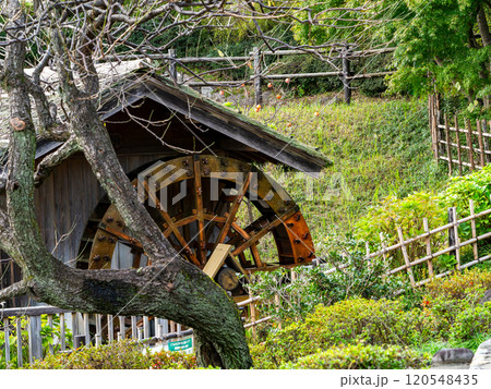 水車小屋の秋景色 120548435
