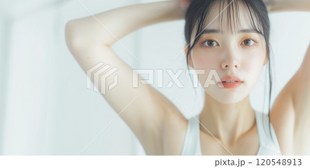 効果的なエクササイズに取り組む若い女性 効果的なエクササイズに取り組む若い女性 120548913