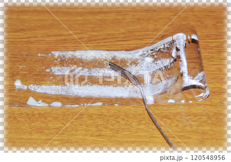 從脆餅上取下的薄膜，折疊後用叉子按壓，內側附著有白色奶油的狀態。 120548956