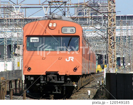 インドネシアへ旅立つ武蔵野線103系電車（京葉電車区→川崎貨物駅） 120549185
