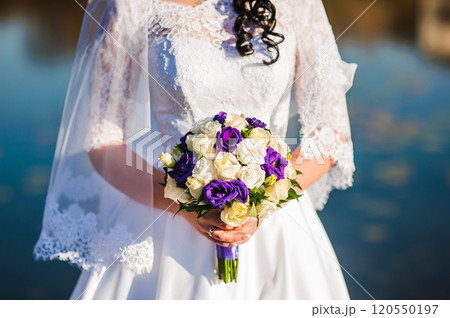 The bride with a wedding bouquet of roses 120550197