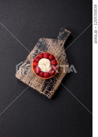Sweet tartlet with raspberries and cream 120550839