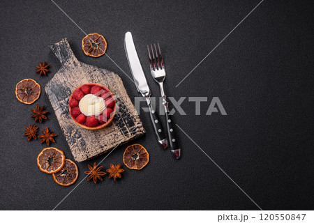 Sweet tartlet with raspberries and cream 120550847