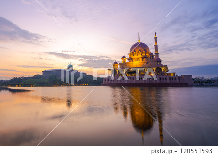マレーシア プトラ・モスクの朝焼け マレーシア プトラ・モスクの朝焼け 120551593