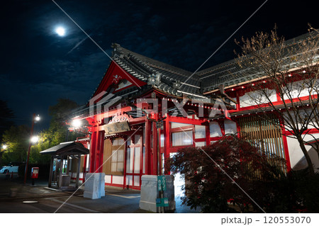 満月のJR弥彦駅　駅舎 120553070